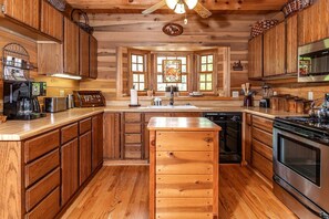 Fridge, microwave, oven, stovetop - Deer Lodge - Gorgeous Cabin with Hot Tub & Pickleball - Near Hiking + Waterfalls (Lake Toxaway)