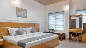 Appartamento Deluxe, balcone, vista città | 1 camera, una scrivania, postazione laptop, tende oscuranti