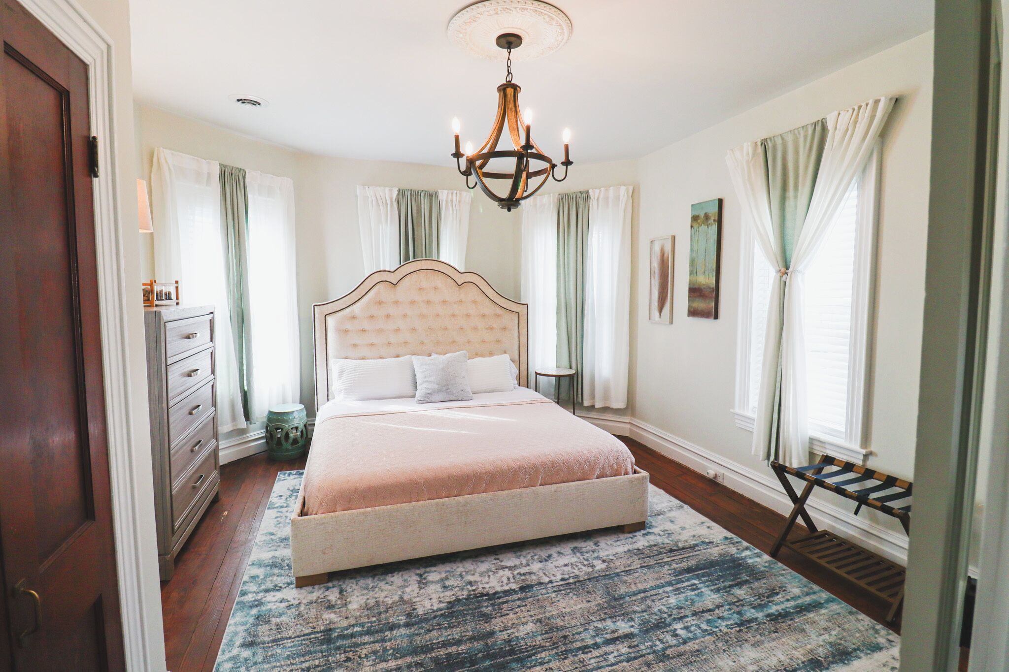 4 soverom, skrivebord, strykejern/-brett og reiseseng for barn