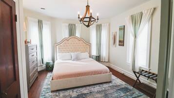 4 soverom, skrivebord, strykejern/-brett og reiseseng for barn