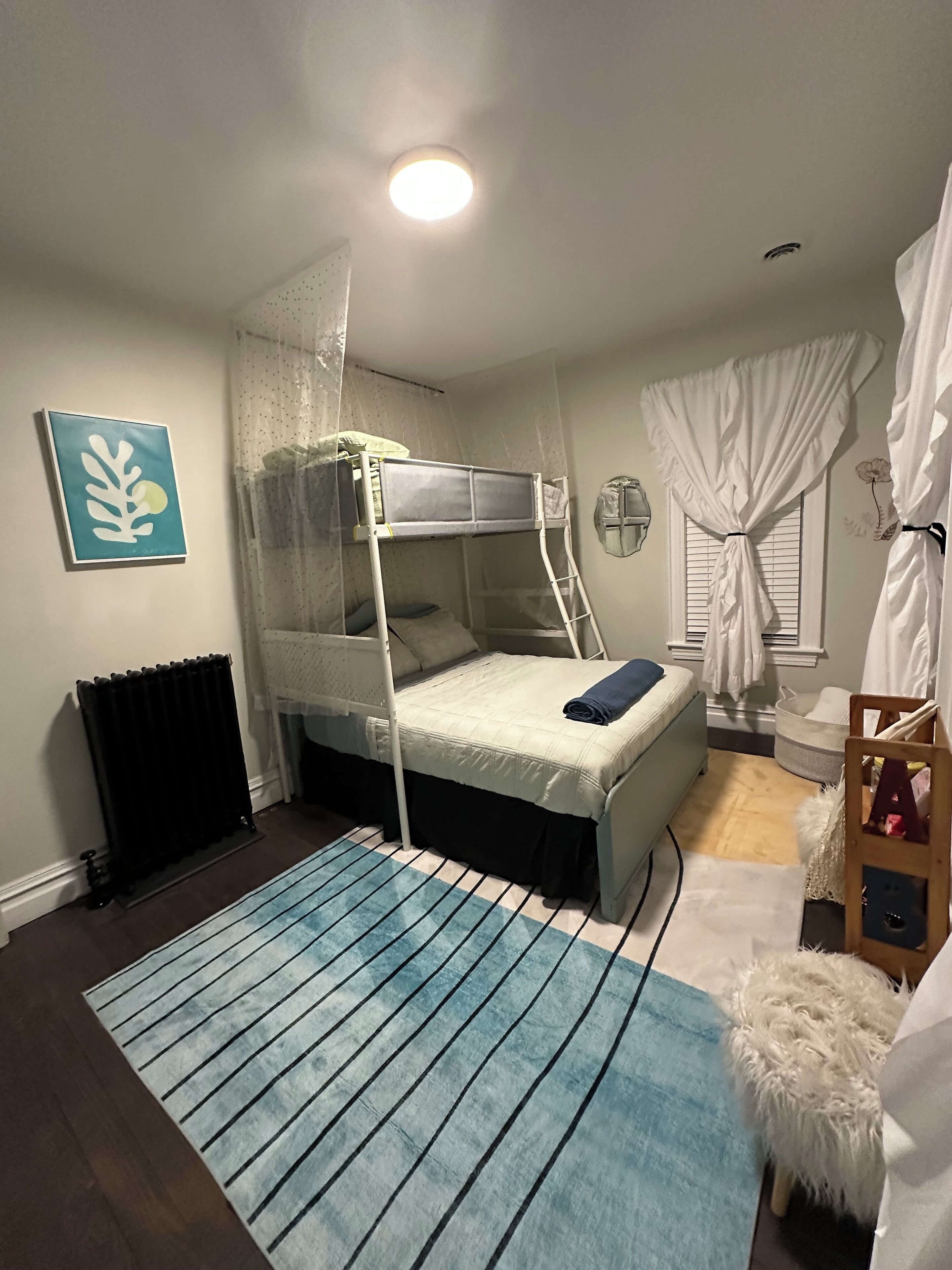 4 chambres, bureau, fer et planche à repasser, lit de bébé portatif