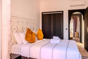 4 bedrooms, bed sheets