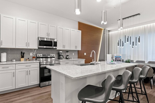 Fridge, microwave, stovetop, dishwasher