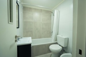 Bidet, towels, soap, shampoo - 2-bedroom apartment in welcoming Posadas with AC, WiFi. Enjoy your stay (Posadas)