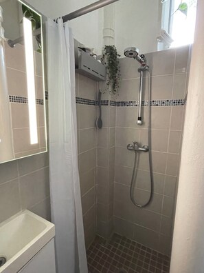 Douche, séchoir à cheveux, serviettes fournies, savon