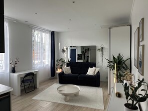 Living area - Studio Bassin de la Villette (Paris)