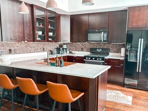 Fridge, microwave, oven, stovetop - Heart of Downtown - Rooftop - Playstation 5 (Greensboro)