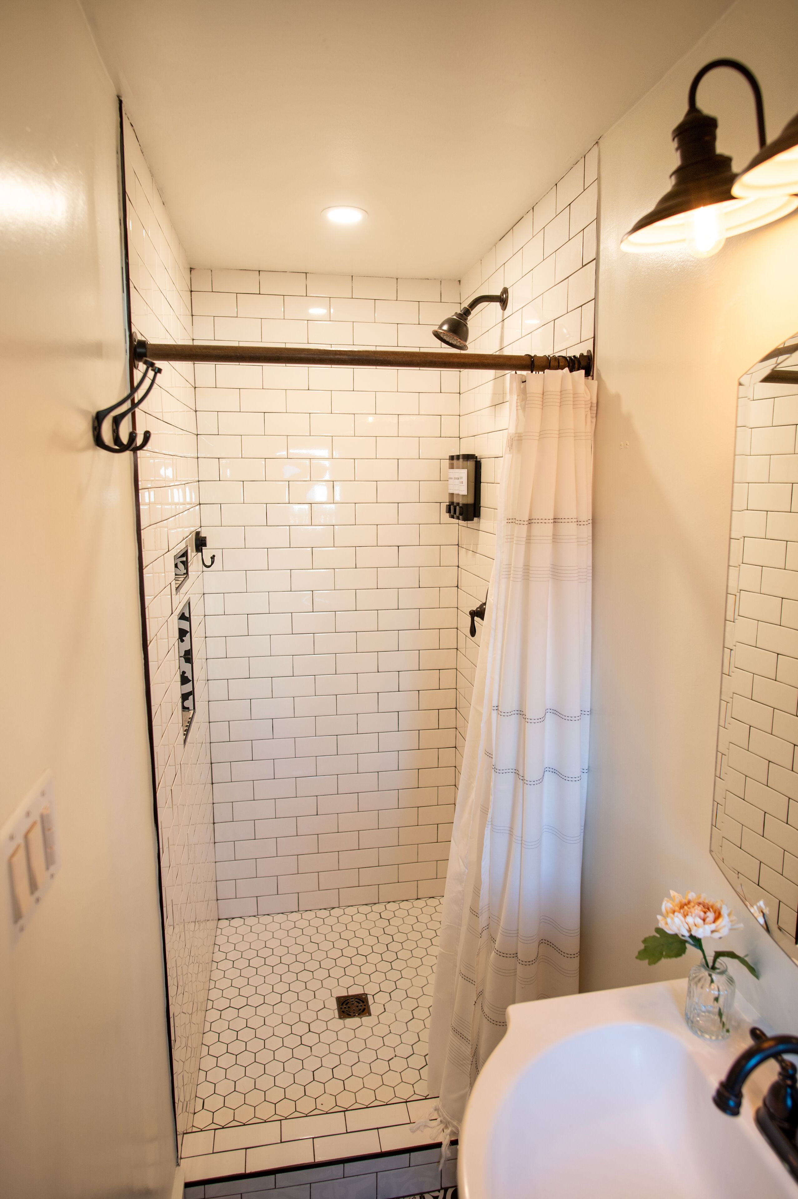 Douche, sèche-cheveux, serviettes fournies, savon