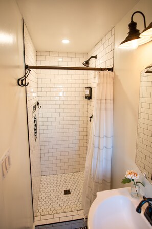 Chuveiro, secador de cabelo, toalhas de banho, sabonete