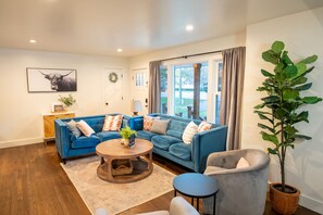 Téléviseur connecté, table de baby-foot, table de ping-pong