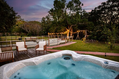 Creekside Retreat w/ Hot Tub + Game Room, 6 minutes to Downtown, 15 to Folly!