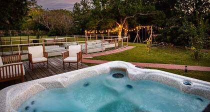 Creekside Retreat w/ Hot Tub + Game Room, 6 minutes to Downtown, 15 to Folly!