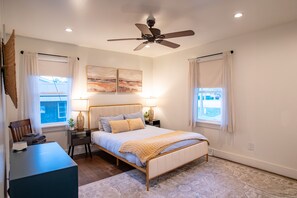 3 bedrooms, desk, iron/ironing board, travel cot - Creekside Retreat w/ Hot Tub + Game Room, 6 minutes to Downtown, 15 to Folly! (Charleston)