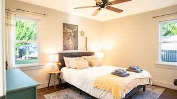 3 soverom, skrivebord, strykejern/-brett og reiseseng for barn