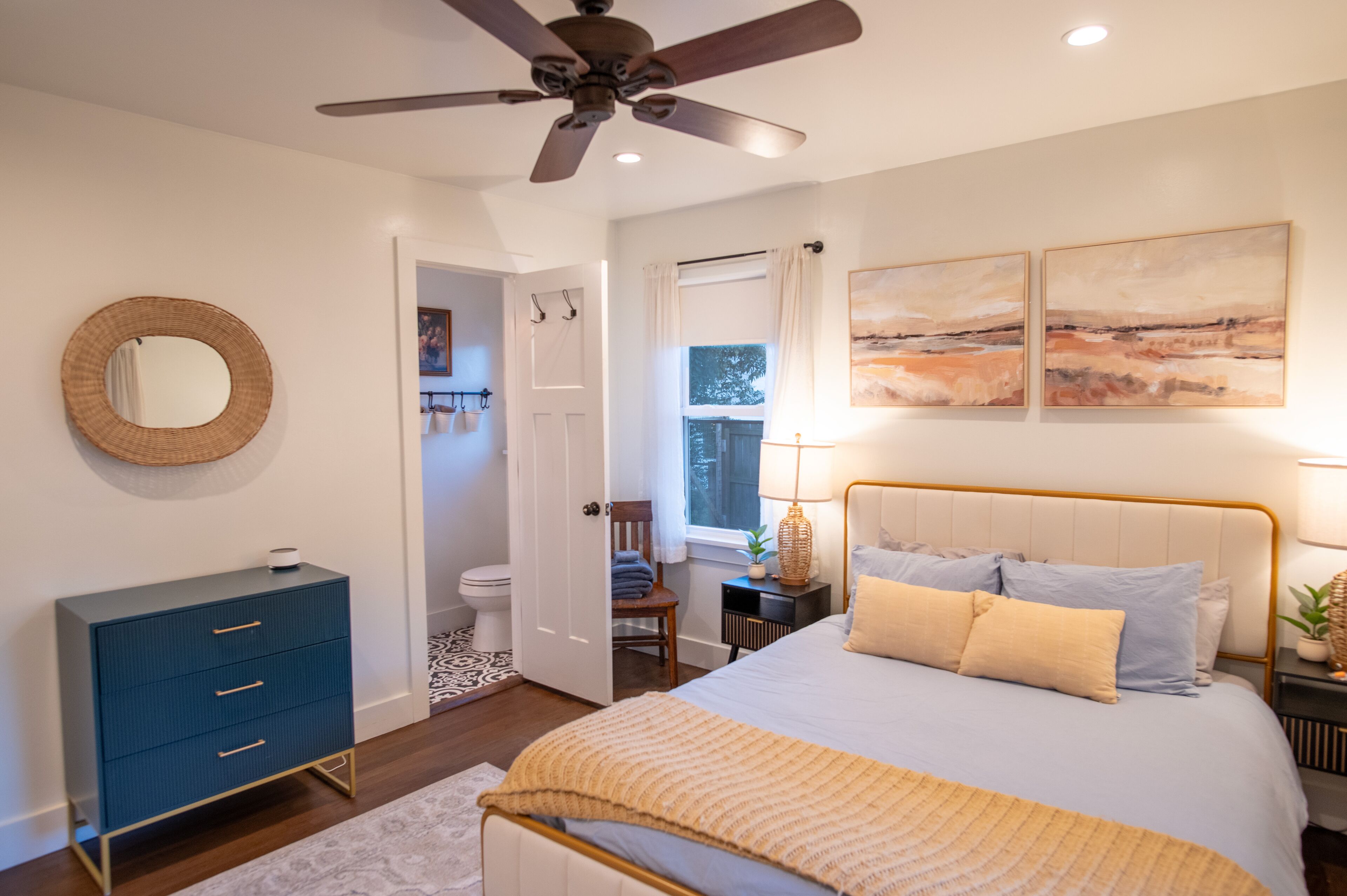 3 soverom, skrivebord, strykejern/-brett og reiseseng for barn