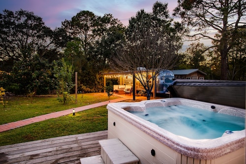 Creekside Retreat w/ Hot Tub + Game Room, 6 minutes to Downtown, 15 to Folly!