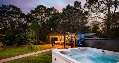 Creekside Retreat w/ Hot Tub + Game Room, 6 minutes to Downtown, 15 to Folly!