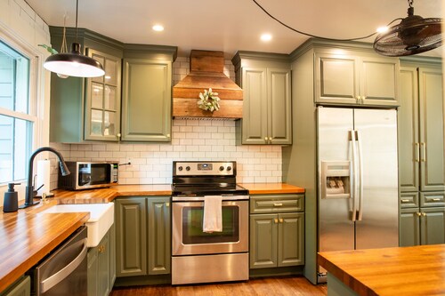 Creekside Retreat w/ Hot Tub + Game Room, 6 minutes to Downtown, 15 to Folly!