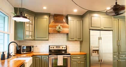 Creekside Retreat w/ Hot Tub + Game Room, 6 minutes to Downtown, 15 to Folly!