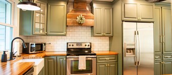 Creekside Retreat w/ Hot Tub + Game Room, 6 minutes to Downtown, 15 to Folly!