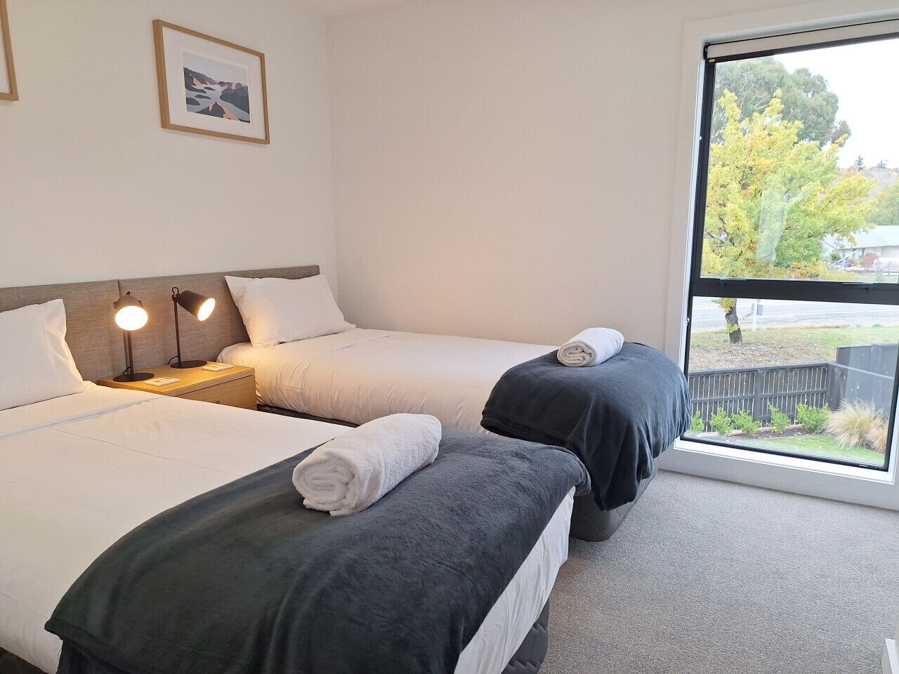 2 dormitorios, tabla de planchar con plancha, cuna de viaje