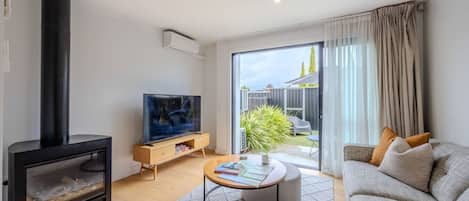 Smart TV, fireplace