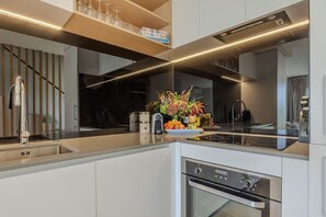 Kjøleskap, mikrobølgeovn, ovn og kokeplater