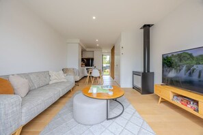 Una Smart TV, una chimenea