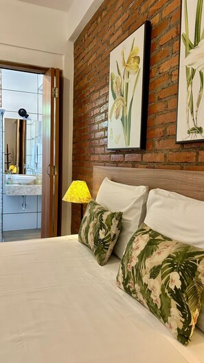 Minibar, desk, laptop workspace, iron/ironing board - Pousada Vale das Orquídeas (Socorro)