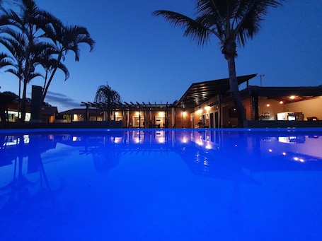 Una piscina al aire libre