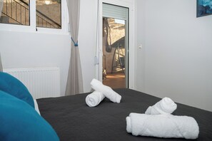 3 bedrooms, iron/ironing board, WiFi, bed sheets