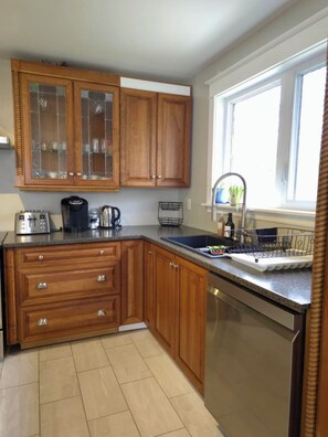 Fridge, microwave, oven, stovetop - Family-friendly home on a quiet street close to everything (St. John's)