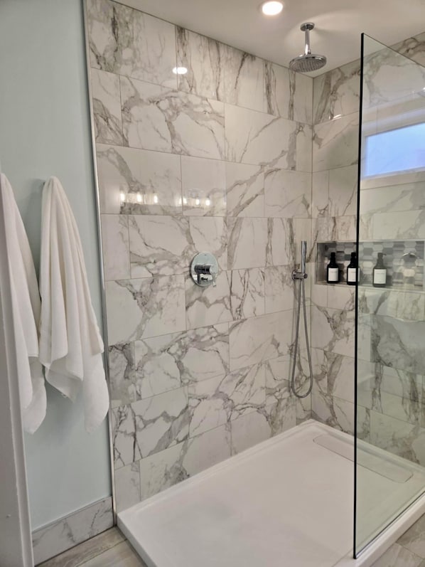 Ducha, secador de pelo, toallas y jabón