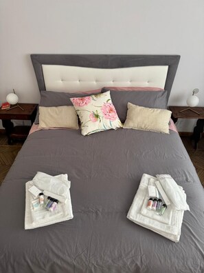 3 bedrooms, desk, iron/ironing board, travel crib