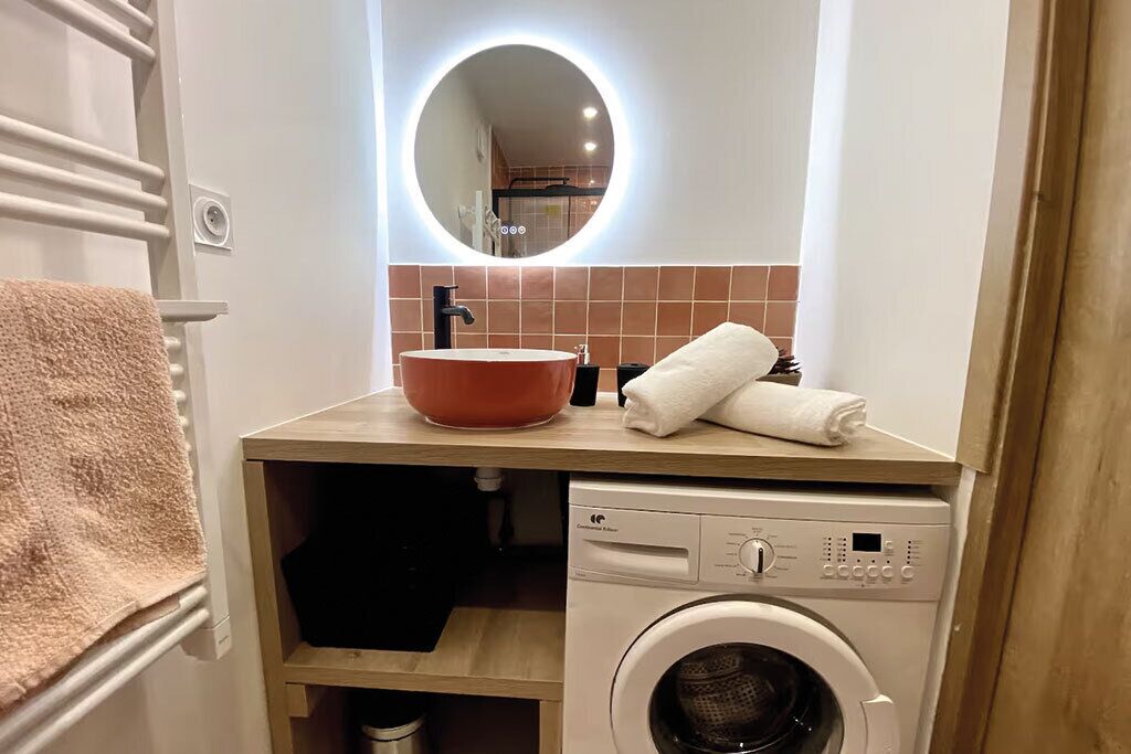 Sèche-cheveux, serviettes fournies, savon, papier toilette