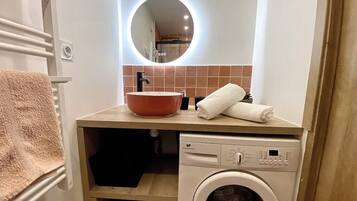 Sèche-cheveux, serviettes fournies, savon, papier toilette