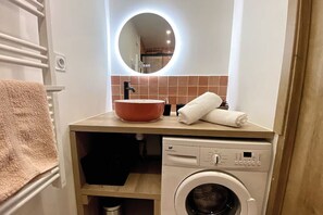 Asciugacapelli, asciugamani, sapone, carta igienica