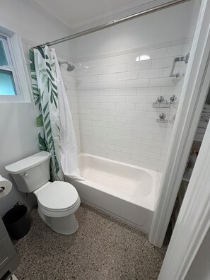 Shower, eco-friendly toiletries, hair dryer, towels - 2 Bedroom 3 Bathrooms with Private Dock & Outdoor Cabana Directly on the River (Sebastian)