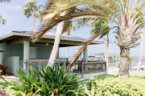 2 Bedroom 3 Bathrooms with Private Dock & Outdoor Cabana Directly on the River