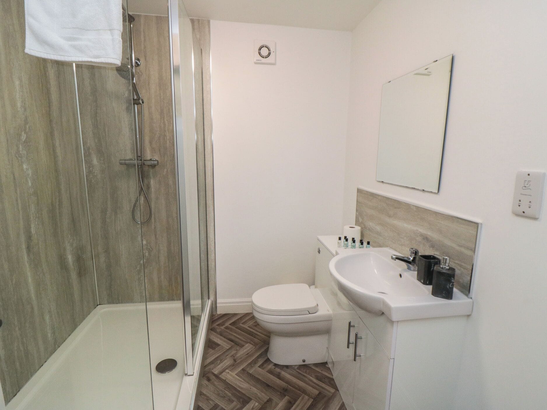 Ferienhaus | Badezimmer | Dusche, Haartrockner