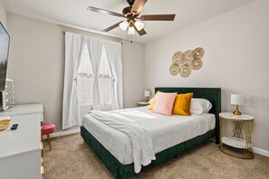 3 soverom, skrivebord, strykejern/-brett og reiseseng for barn