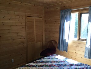 3 bedrooms, WiFi, bed sheets - Royal Lake Cabin (Royal Lake)