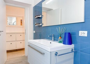 Shower, bidet, towels