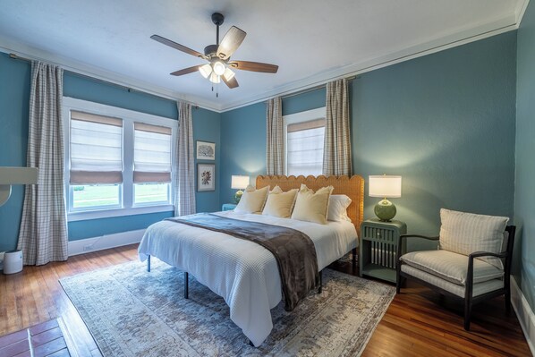 3 bedrooms, desk, iron/ironing board, travel cot