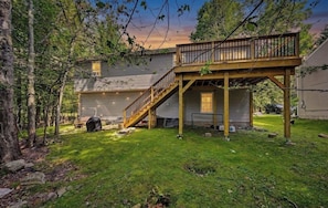 A residential property with a wooden deck, a covered outdoor area, and a backyard. - Spacious 4-bedroom house in Tobyhanna with game room, firepit (Tobyhanna)