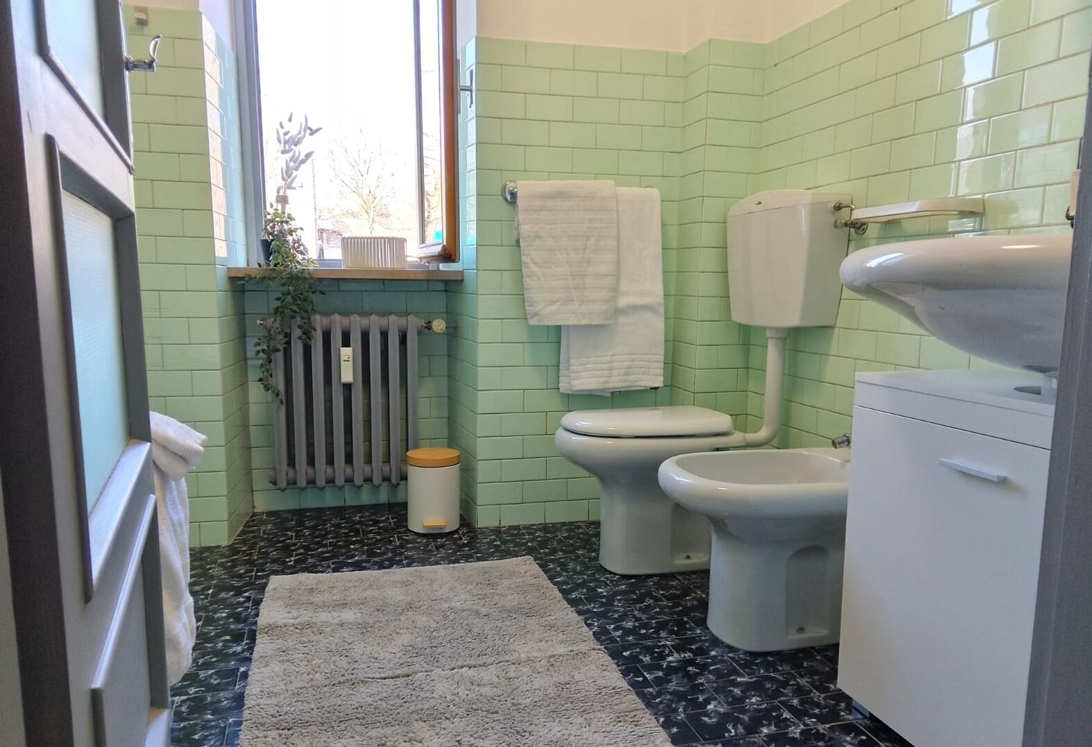 Douche, sèche-cheveux, bidet, serviettes fournies