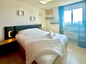 2 quartos, escrivaninha, acesso à internet, roupa de cama