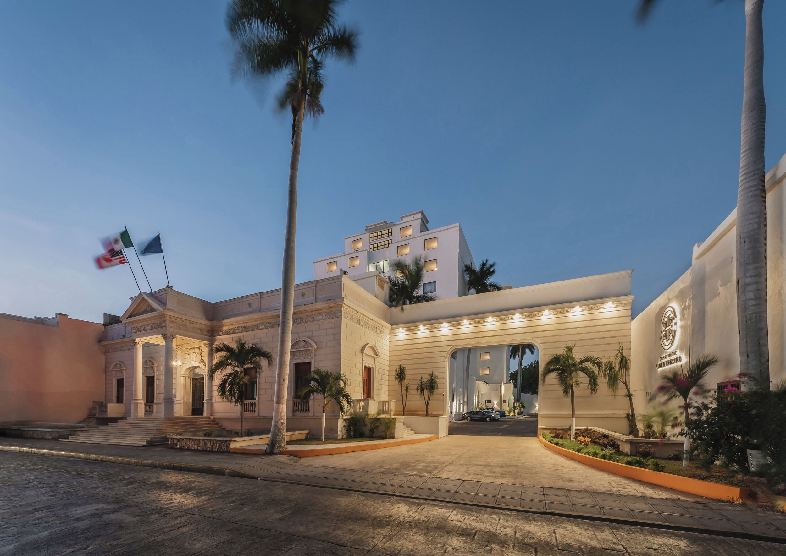 Vista frontal de la propiedad por la tarde o noche