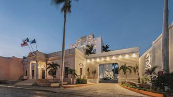 Vista frontal de la propiedad por la tarde o noche