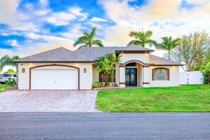 Exterior - Canal-Front Bright Escape 3+bed/2bath -Heated Pool-Family Fun! Pet friendly! (Cape Coral)